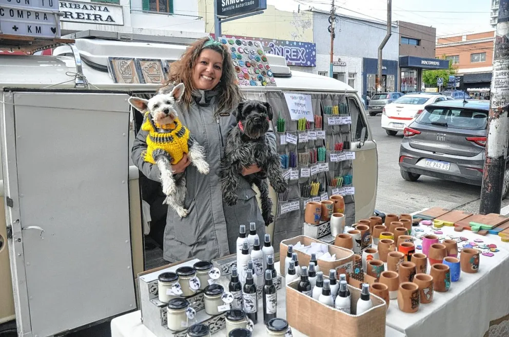 Es de Puerto Madryn y comenzó su aventura de recorrer el país en una combi junto a sus dos perros