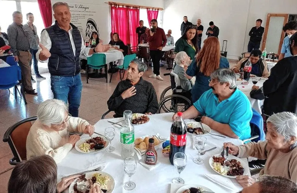 Arcioni compartió un almuerzo con los abuelos y el personal del Hogar Pablo VI