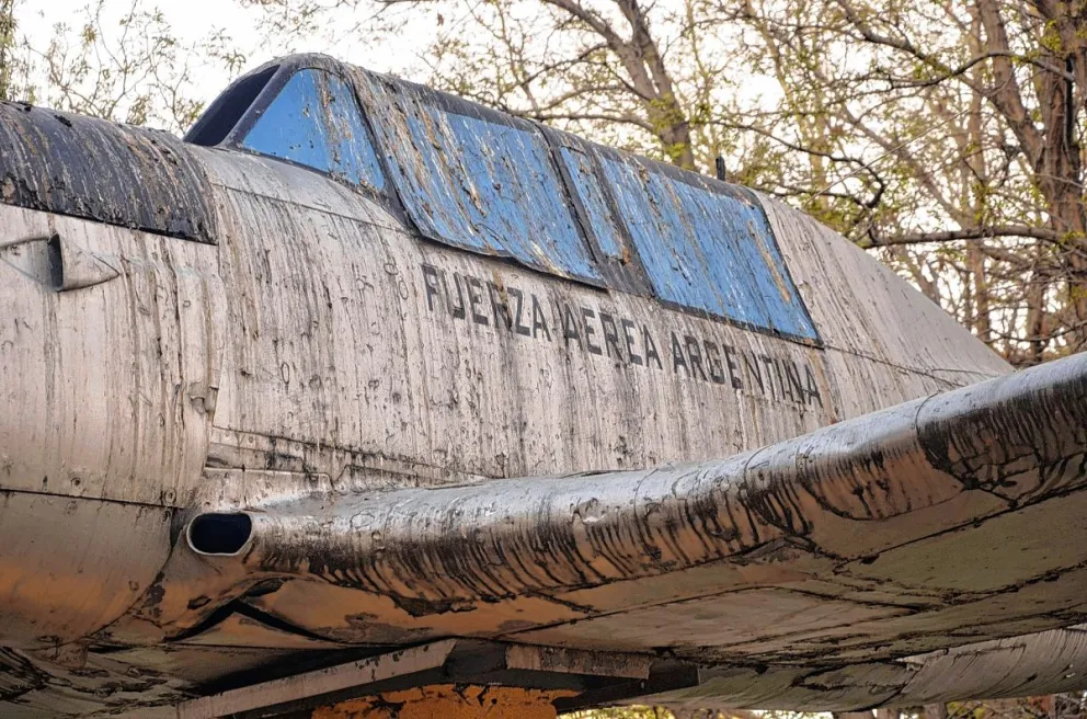 Deplorable estado del monumento de la plazoleta Fuerza Aérea Argentina