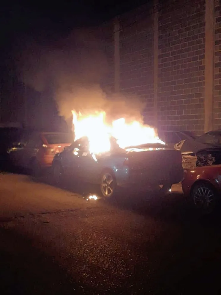 En menos de 24 horas robaron tres vehículos en Trelew y dos aparecieron quemados, el de un policía y una mujer