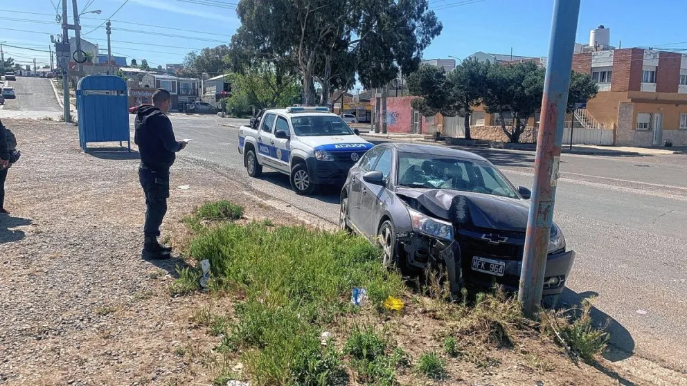Perdió el control del auto y chocó contra una palma de luz