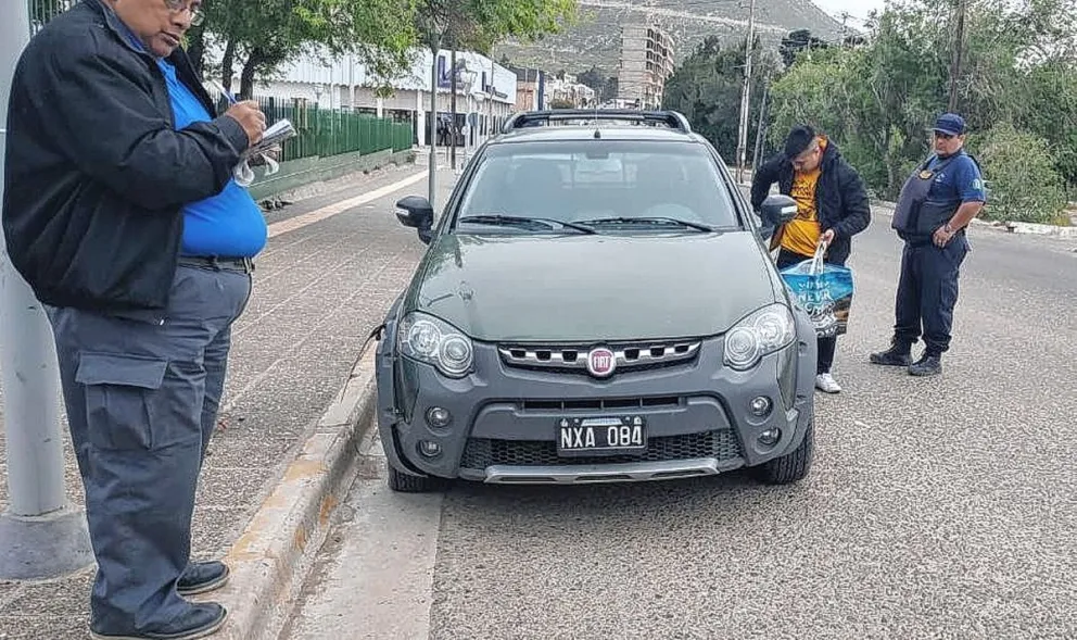 Conducía alcoholizado y chocó contra un cartel en Kilómetro 3