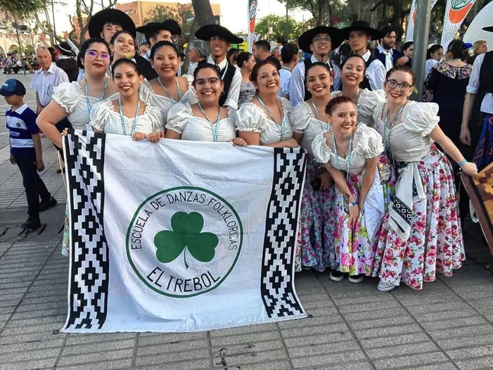 La escuela de danzas “El Trébol” y la pasión por la danza que los lleva a recorrer el país