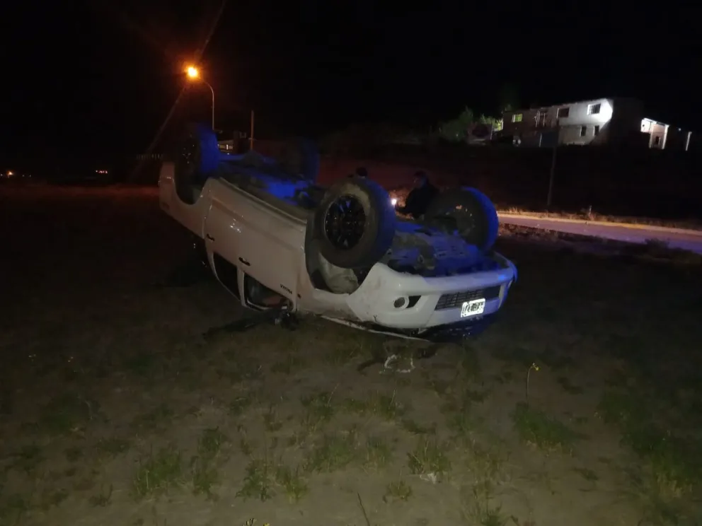 Le robaron la camioneta y la volcaron 