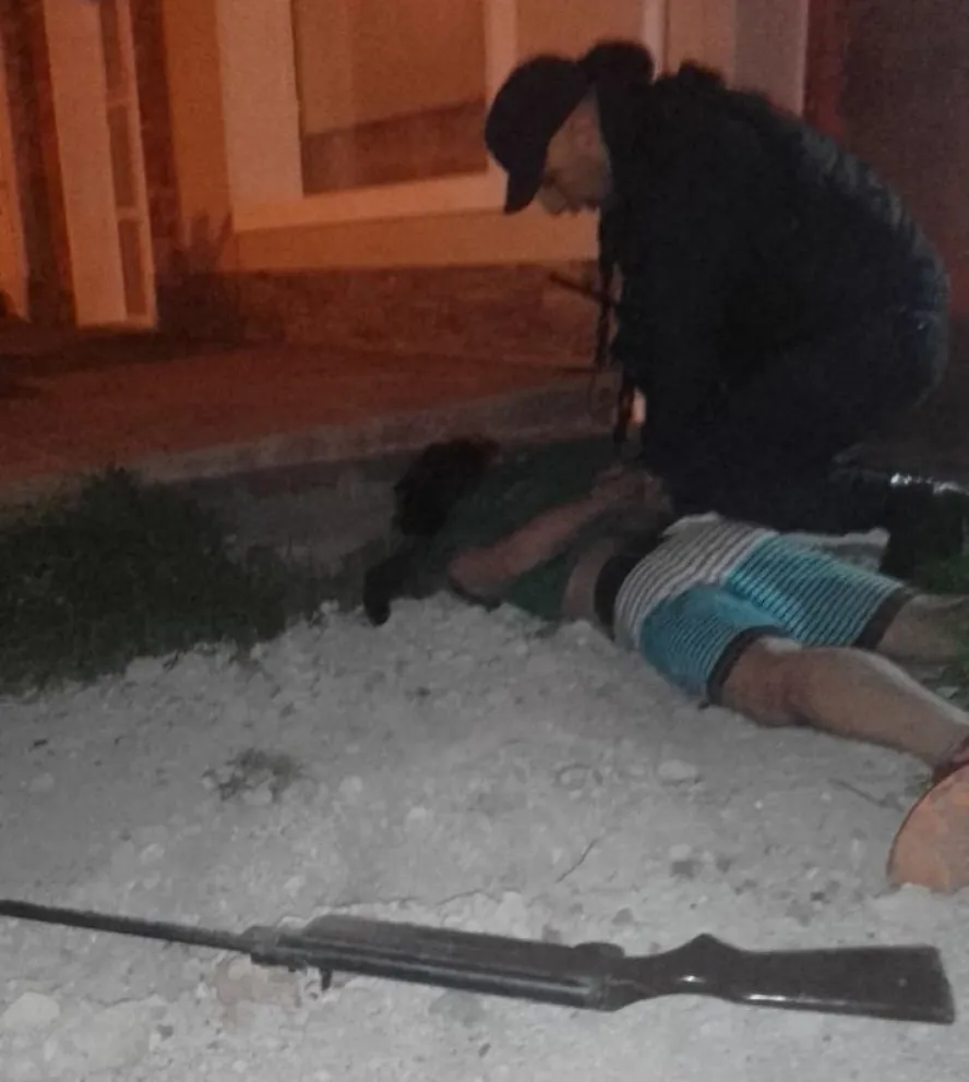 Amenazó de muerte a su madre y a su expareja y lesionó a un efectivo