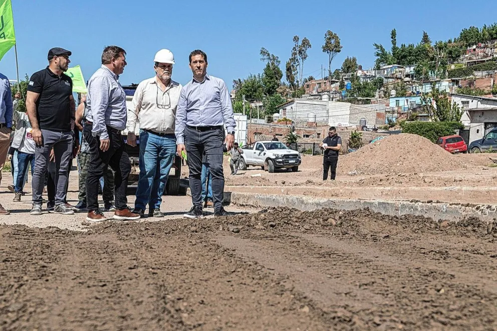 Luque recorrió la obra de pavimento en el sector alto del barrio Jorge Newbery