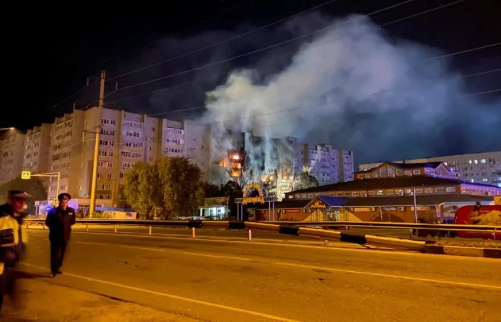 Un avión de combate ruso se estrelló contra un edificio