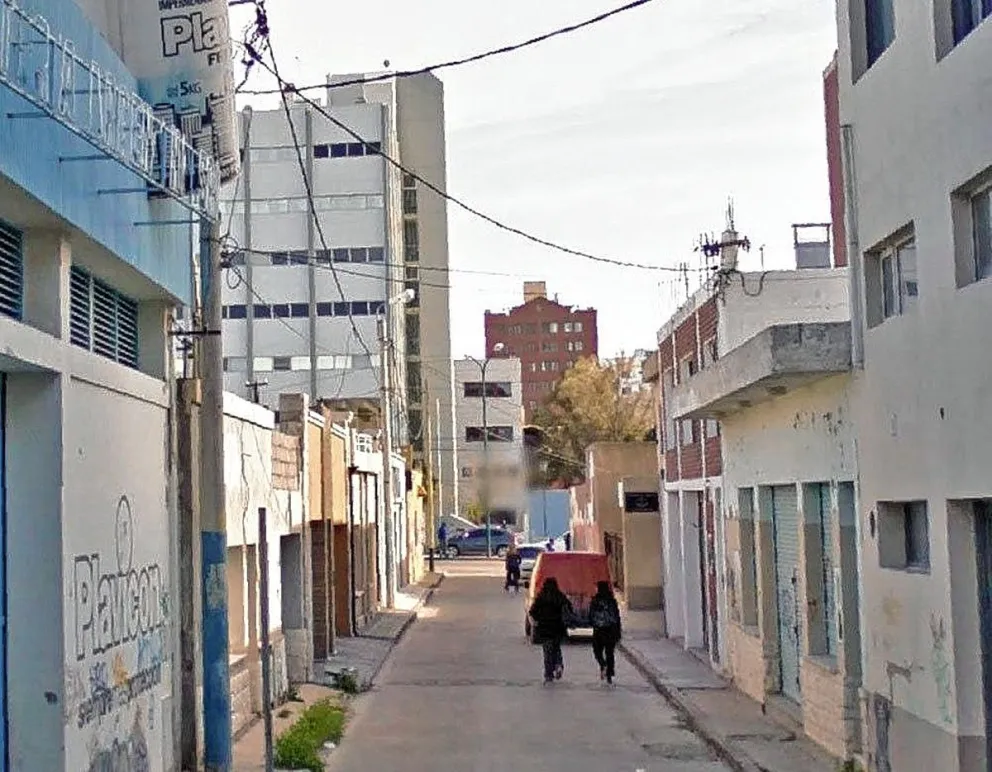 En Trelew, le robaron a una mujer en la calle la plata que había retirado de un banco en el centro