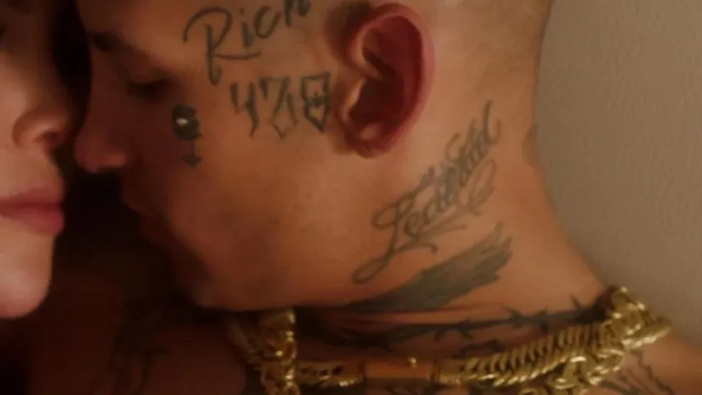 L-Gante y Wanda Nara grabaron un videoclip desnudos en la cama