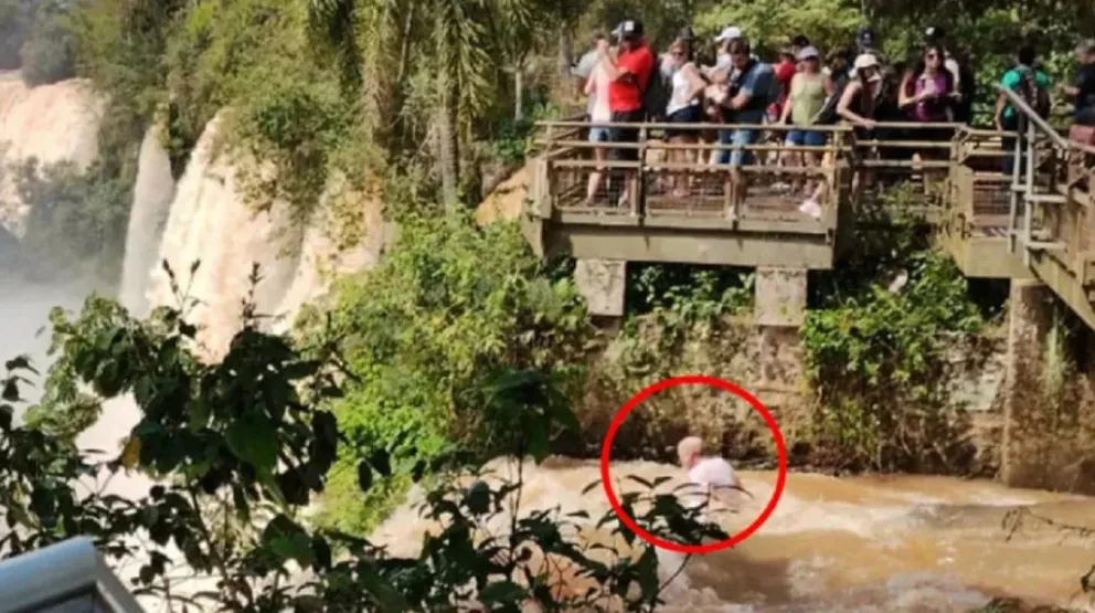 Buscan intensamente a un turista que cayó en las Cataratas del Iguazú desde las pasarelas del Salto Bosetti