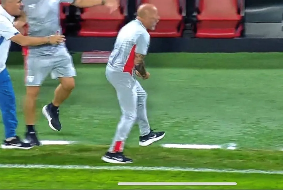 Sampaoli salió corriendo a gritarle un gol en la cara a Gennaro Gattuso, pero se lo terminaron anulando