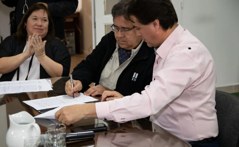 Se firmó el contrato para el inicio de la obra de acceso a Rada Tilly