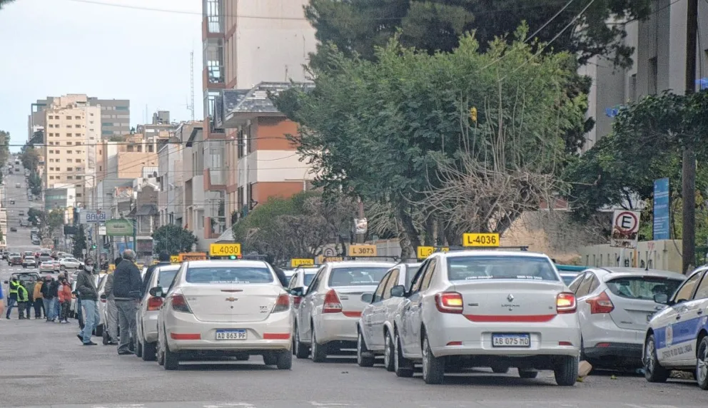 Taxistas y remiseros se movilizan al Concejo Deliberante para reclamar por el transporte ilegal