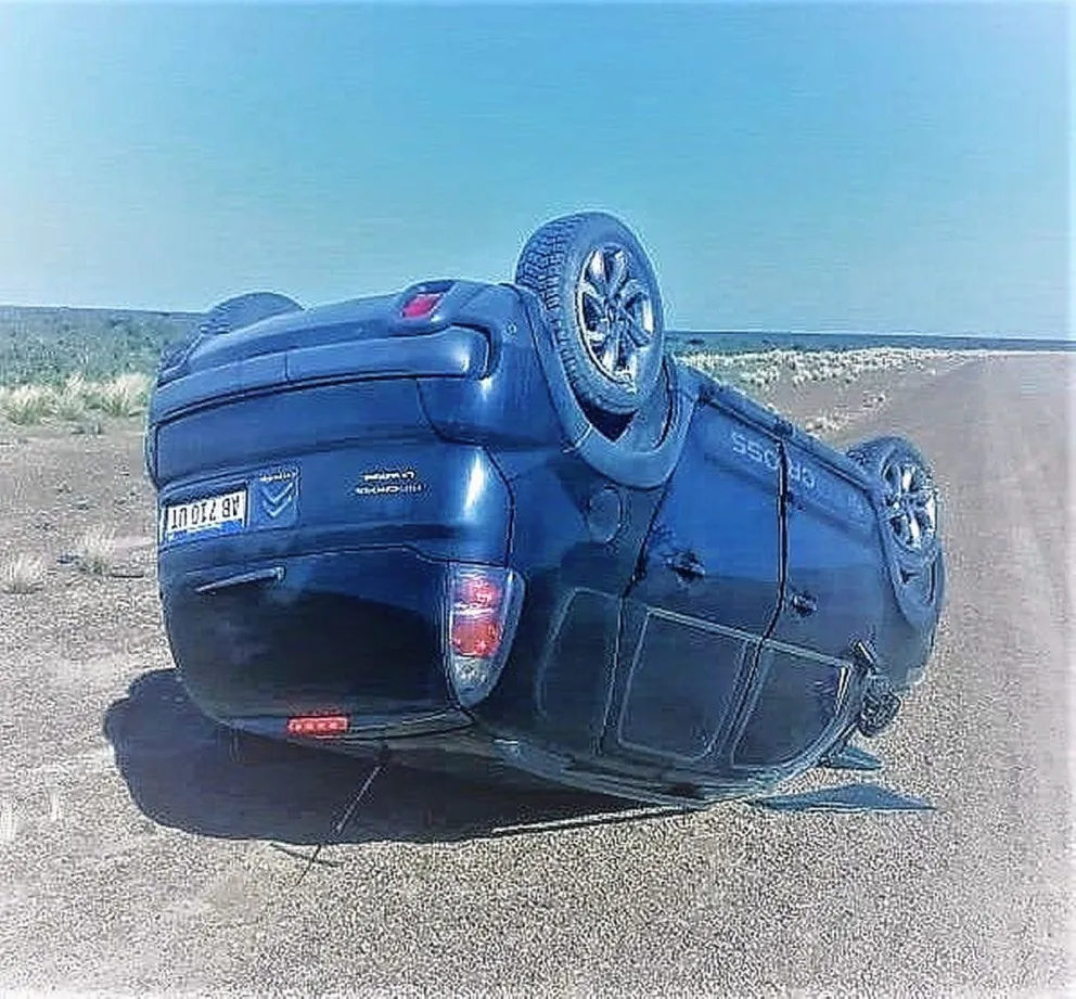 Turistas bonaerenses vuelcan cerca de Pirámides y salen ilesos del accidente