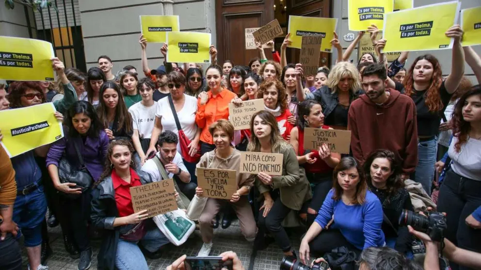 Un grupo de mujeres se manifestó para acompañar a Telma Fardín