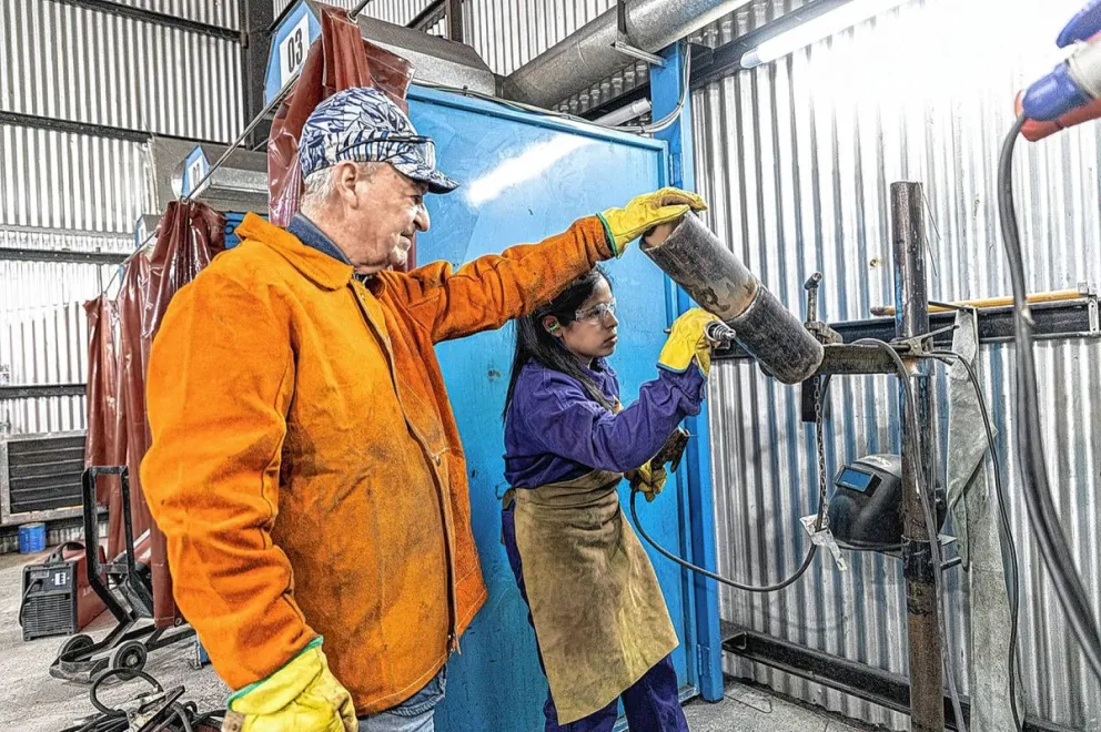 Luque visitó una escuela de soldadura y destacó la innovación y tecnología