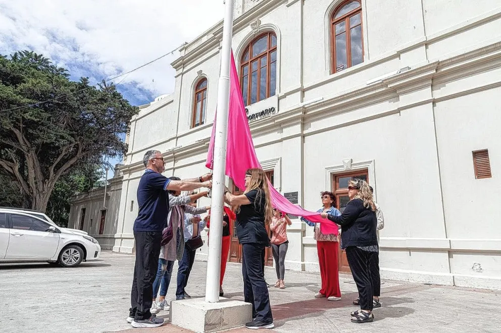 Izaron una bandera rosa en conmemoración al Día de la Lucha contra el Cáncer de Mama