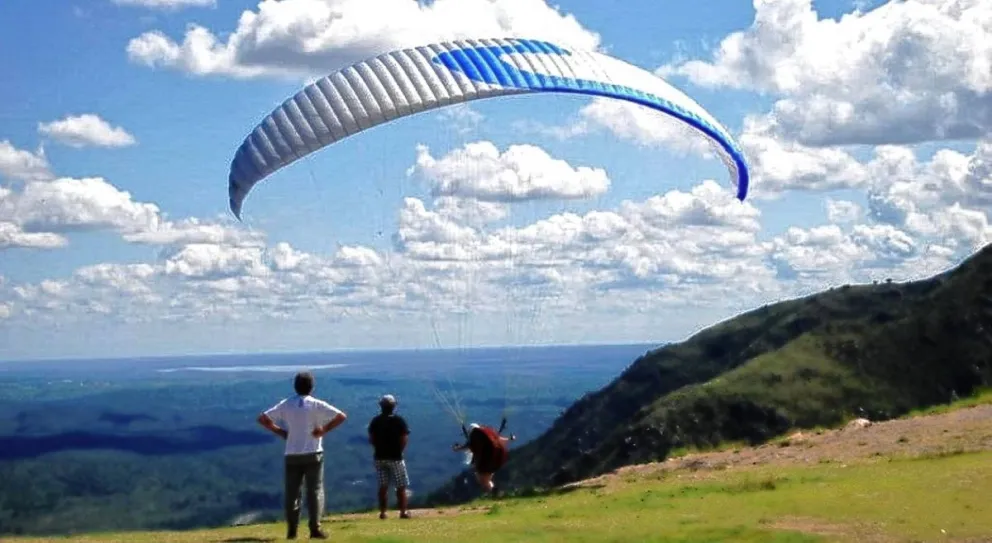 Córdoba: murió un hombre al precipitarse a tierra con un parapente