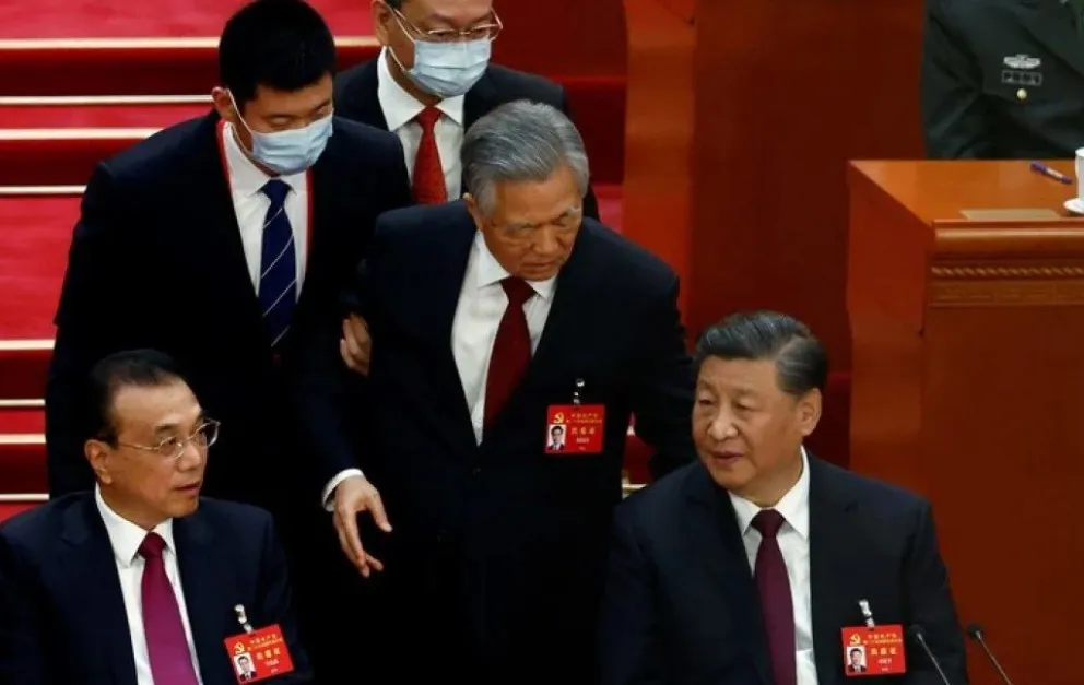 Escándalo en China: echaron a la fuerza al expresidente Hu Jintao del Congreso que reeligió a Xi Jinping