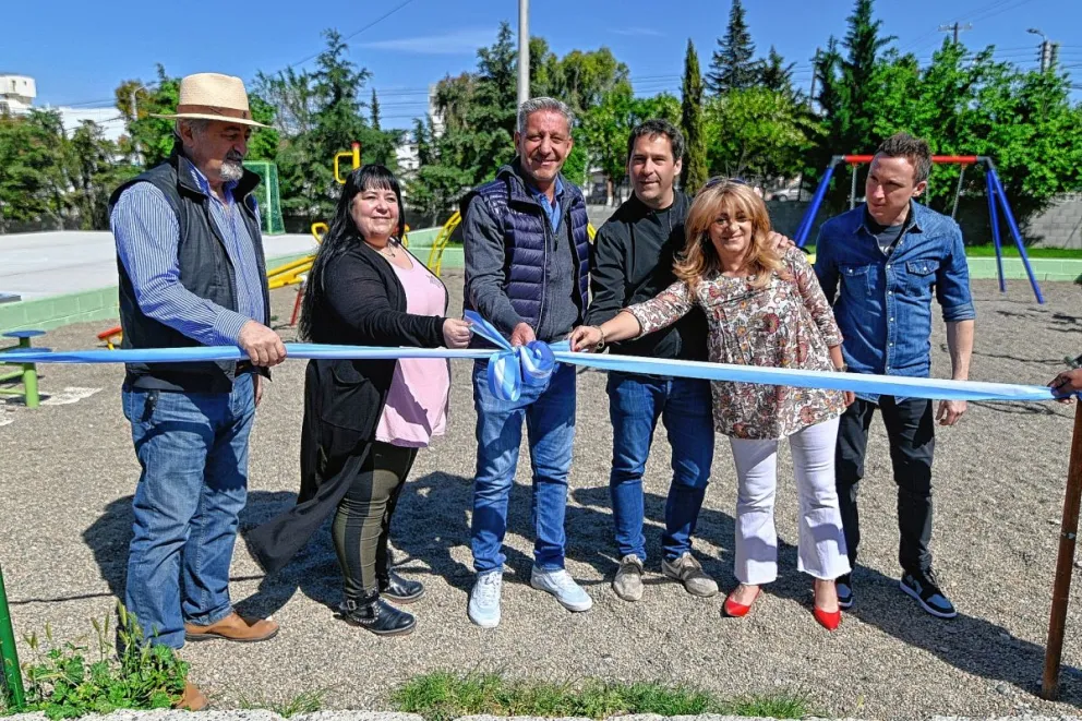 Con una inversión superior a 178 millones de pesos Arcioni firmó el inicio de obra del SUM de la Casa del Niño