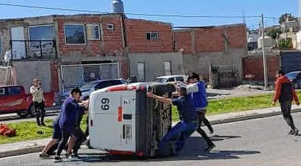 Un vuelco sobre avenida EE.UU. motiva pedidos de reductores por parte de vecinos