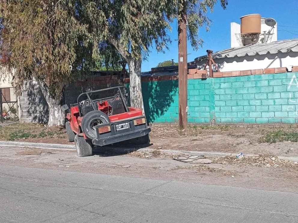 Tres pequeños golpeados en choque de auto contra jeep estacionado