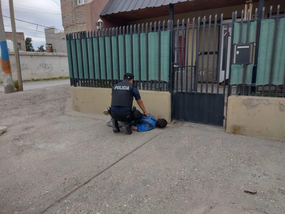 Robó varios elementos del interior de un auto pero lo detuvieron