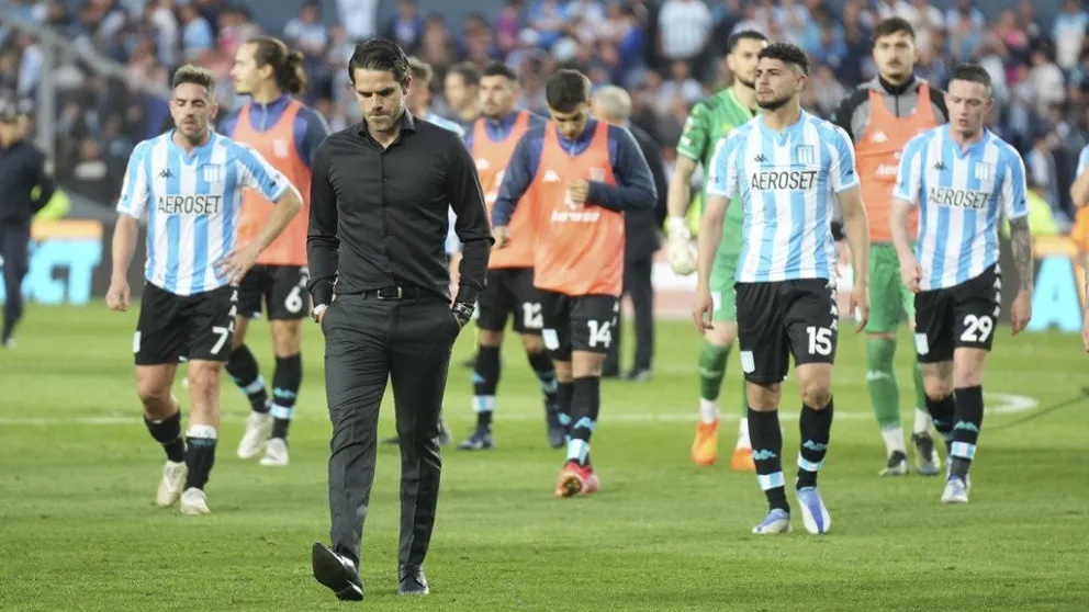 Racing desperdició un penal clave y perdió con River, que le dio el título a Boca
