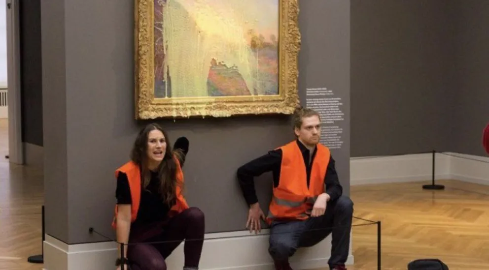Activistas climáticos lanzaron puré de papas contra una obra de Monet en Alemania