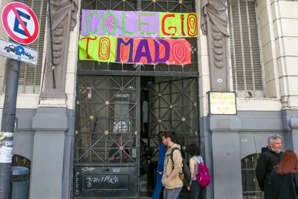 Ciudad de Buenos Aires denunció a padres de alumnos que tomaron escuelas y les reclama multa millonaria