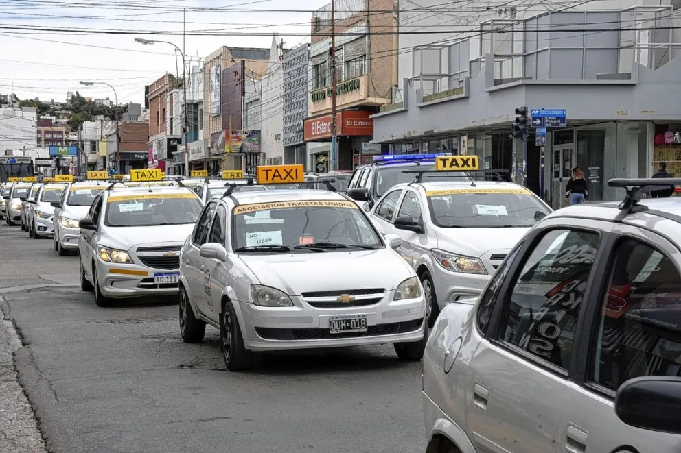Taxis y remises no irán al paro, pero esperan medidas por parte del Municipio para controlar el transporte ilegal