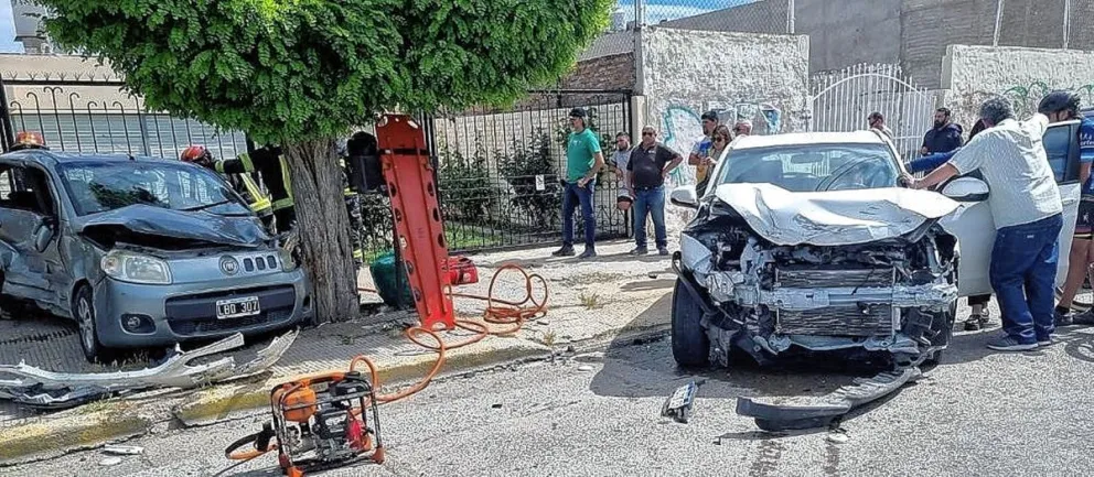 Automovilista se descompensó manejando y provocó espectacular triple choque