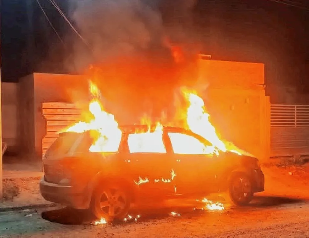 Prendieron fuego un vehículo frente a la casa del dueño