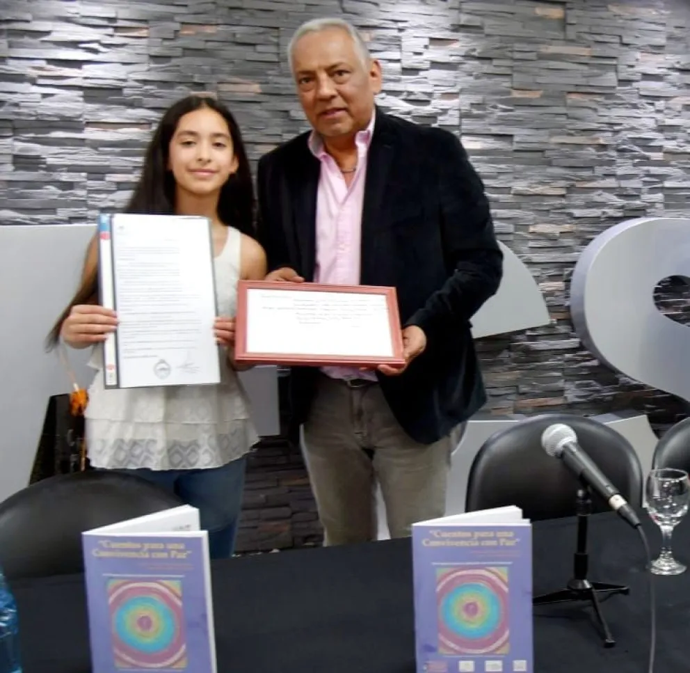 Niña escritora de Cañadón Seco fue distinguida por la Comuna
