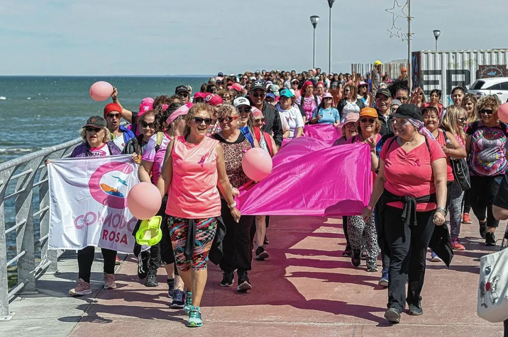 Gran convocatoria en la caminata de concientización contra el cáncer de mama