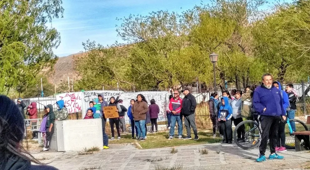 Multitudinaria marcha en Río Mayo pidiendo justicia por el homicidio del payador regional Saúl Anticaneo