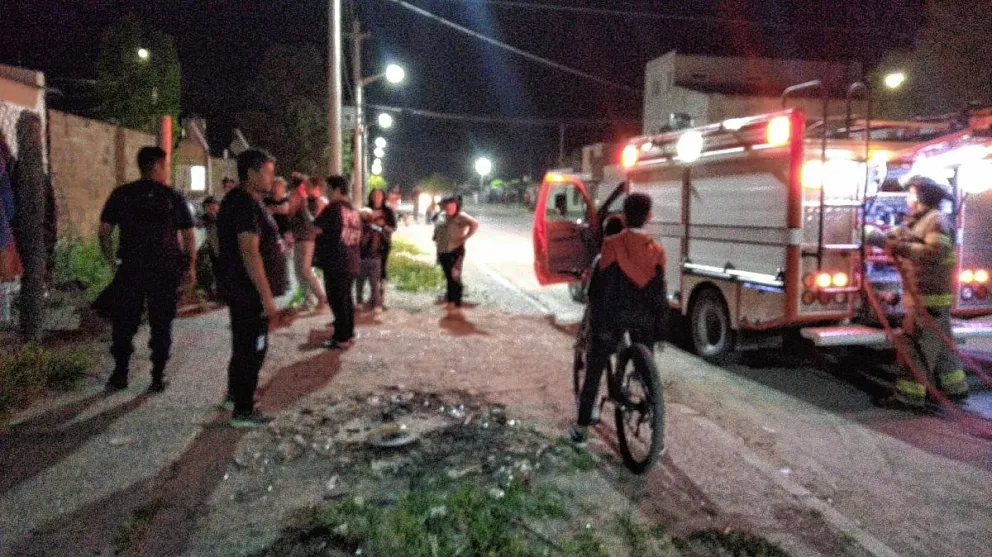 Atacaron a piedrazos a policías que fueron a intervenir a un incendio en un auto