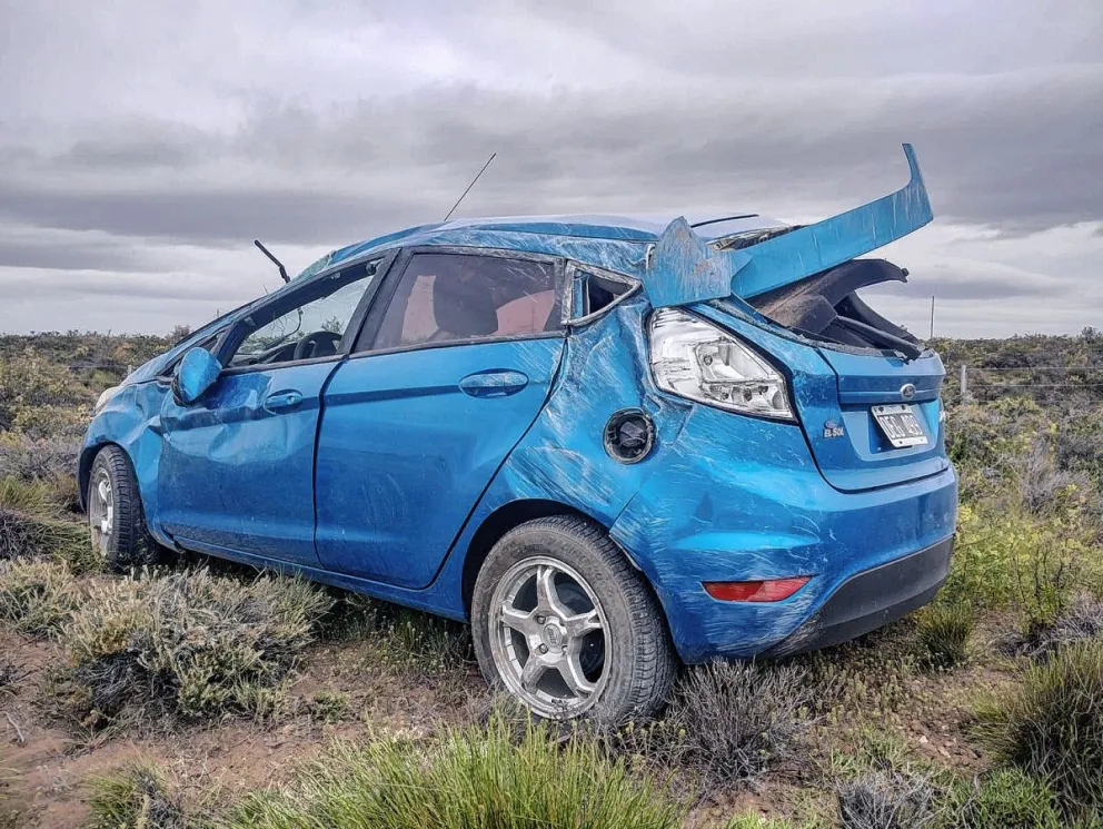 En Pampa Salamanca el viento hizo perder el control a conductora que volcó y dio varios tumbos hasta quedar fuera de la ruta