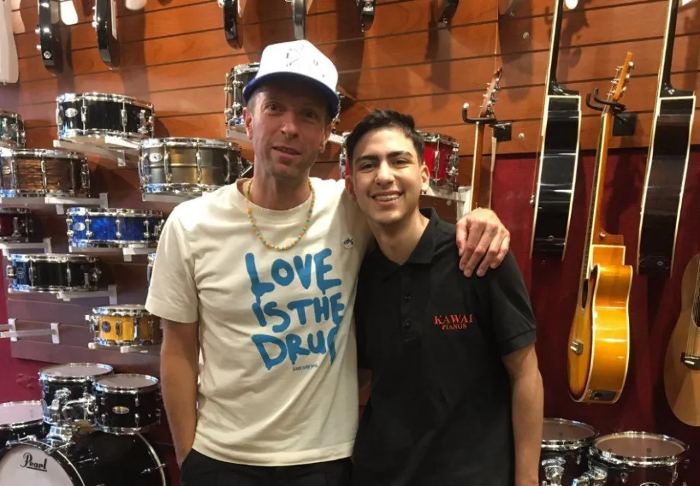 El líder de Coldplay fue a comprar una guitarra y dio un improvisado recital a los vendedores