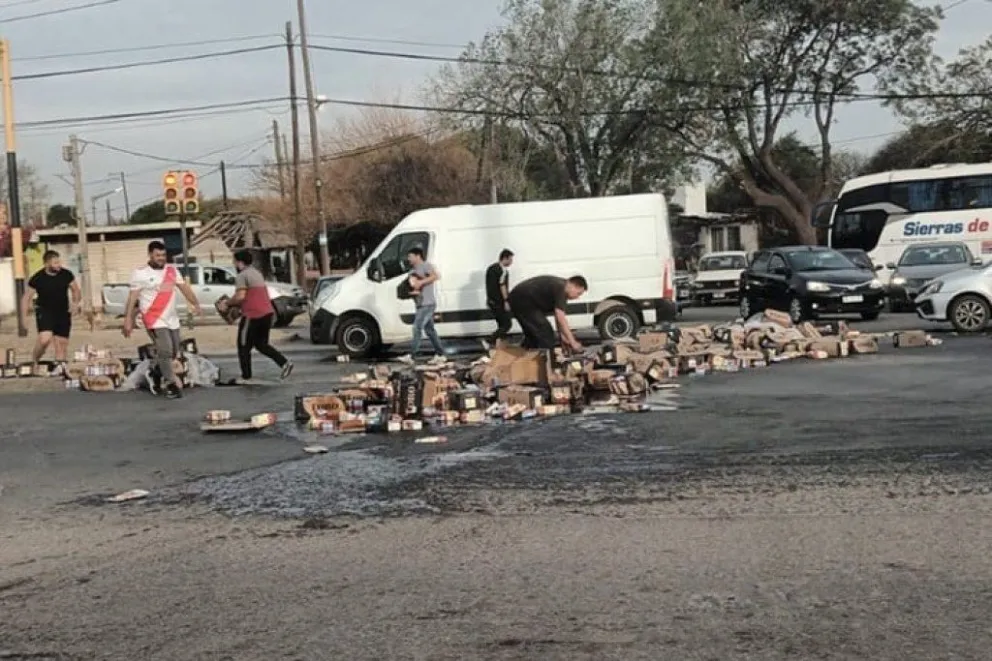 De no creer: en una misma esquina de Córdoba volcaron un camión de Coca y otro de fernet