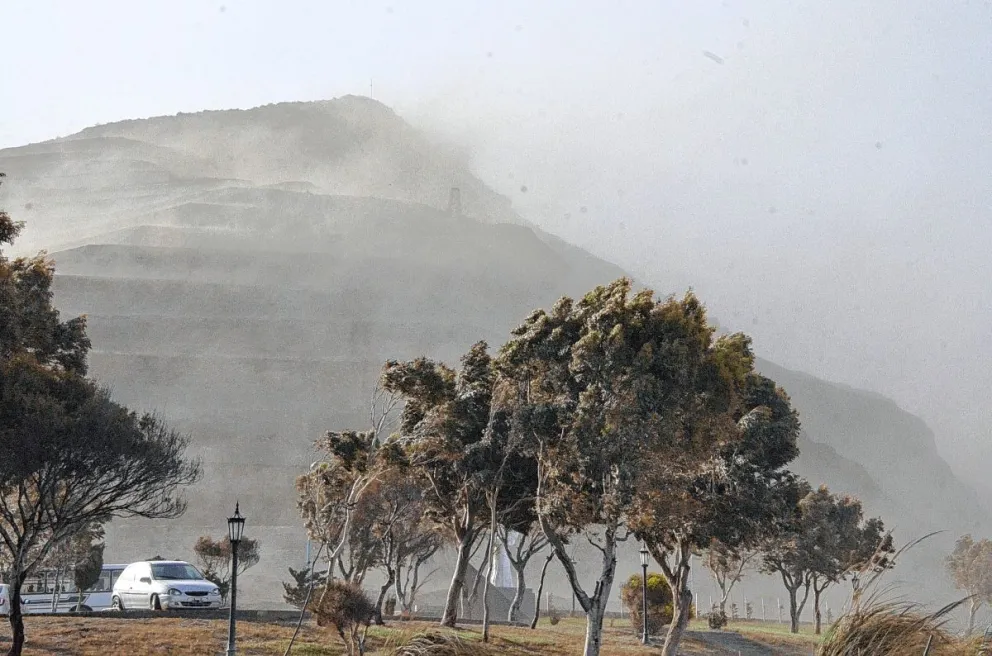 El temporal de viento seguirá durante hoy y bajaría su intensidad en el inicio de semana