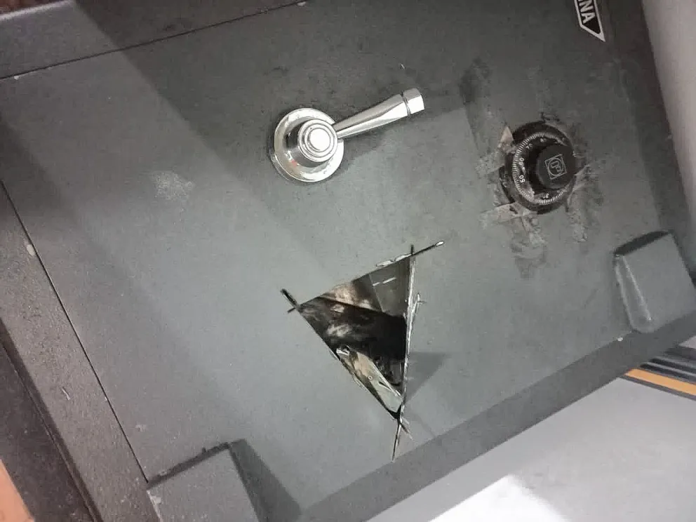 Roban cerca de un millón de pesos y dólares de caja fuerte de concesionaria