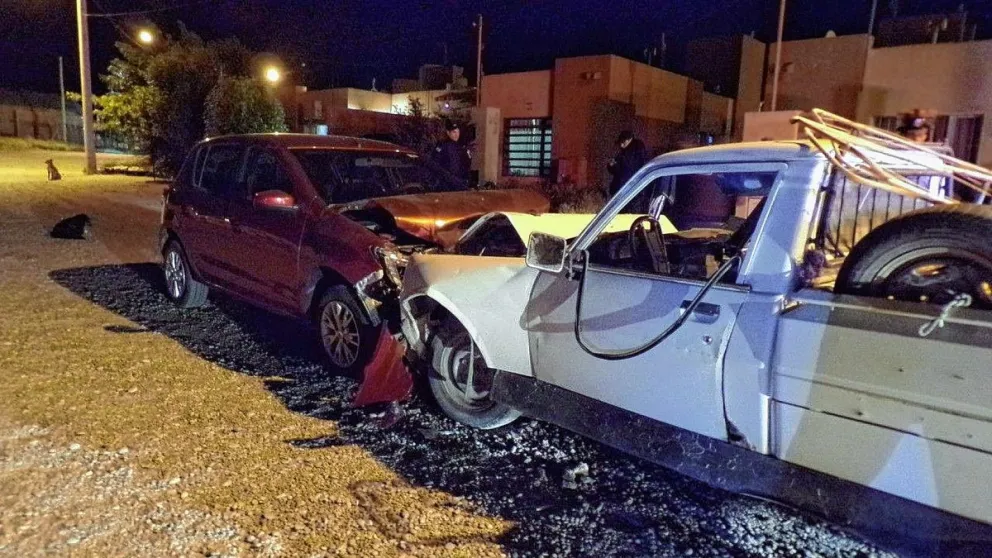 Conductor borracho provoca choque frontal e intenta huir de la policía: él y su acompañante terminaron en el hospital