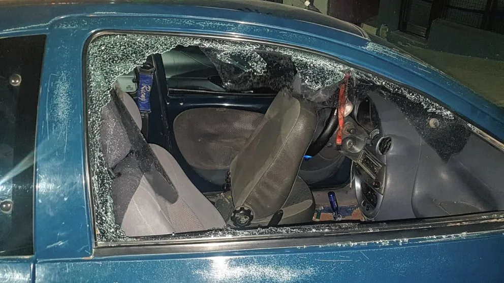 Rompió vidrio de auto estacionado en pleno centro, escapó y lo atraparon al pie del cerro Chenque