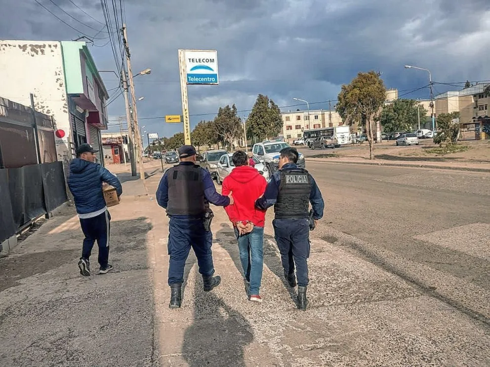 Caminaba tranquilamente por calles del Pueyrredón y terminó preso por “rebelde”