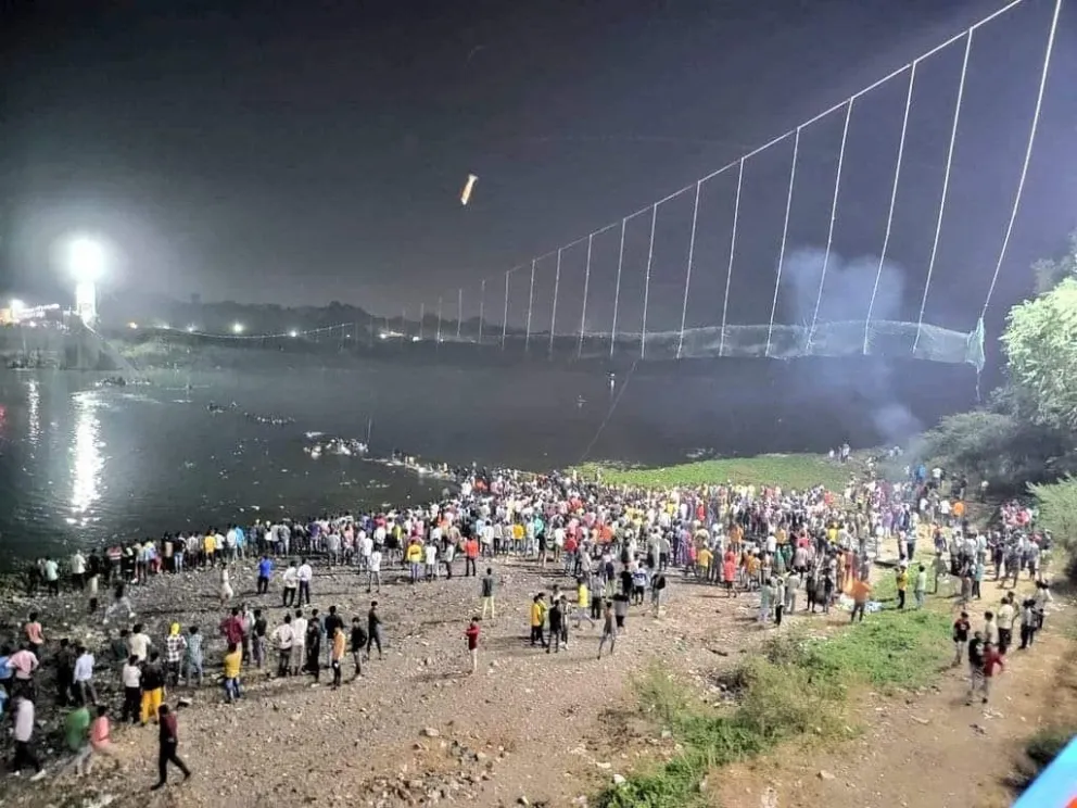 El derrumbe de un puente colgante en India causó al menos 60 muertos