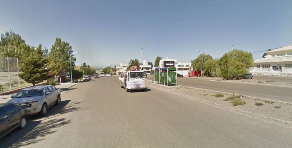 Atraparon a un joven de 17 años en una garita de colectivo con un televisor robado 