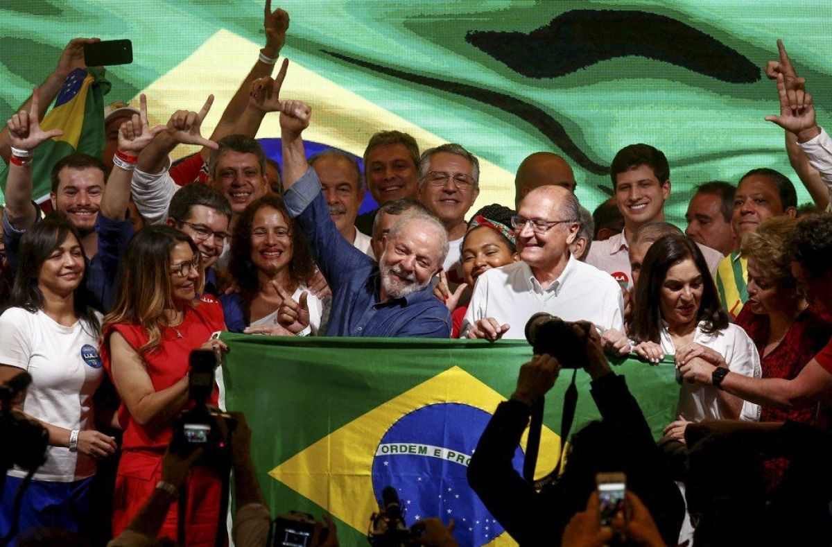 Lula derrotó a Bolsonaro en un reñido balotaje y por tercera vez será el presidente de Brasil