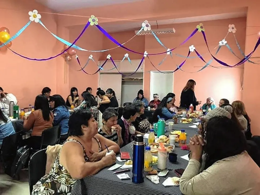 Mate-bingo y amplio agasajo a las madres en el barrio Quirno Costa