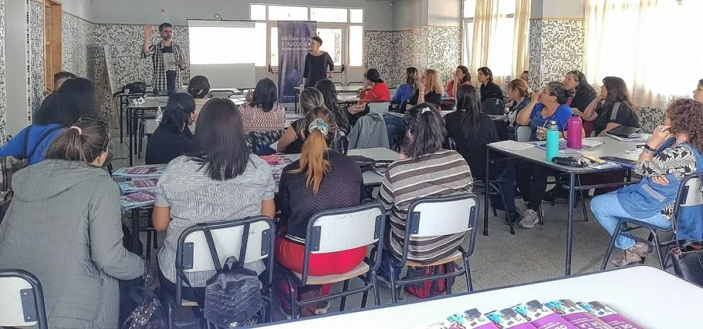 Docentes y bibliotecarios chubutenses se capacitaron en la propuesta de formación “El género de la Patria”